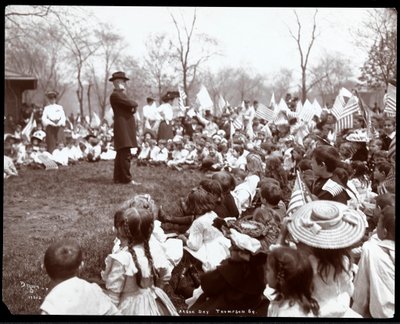 Niños viendo a un animador en el Día del Árbol en Tompkins Square Park, Nueva York, 1904 de Byron Company